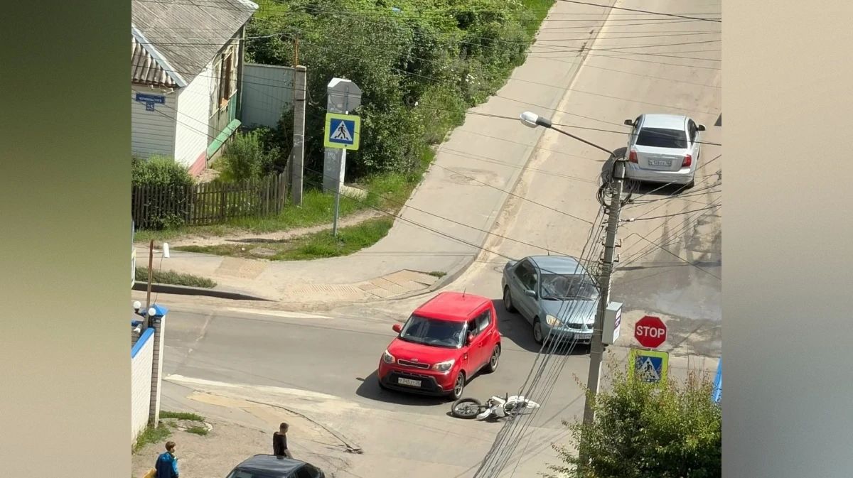 В Воронеже на улице Черняховского столкнулись Kia и мотоциклист