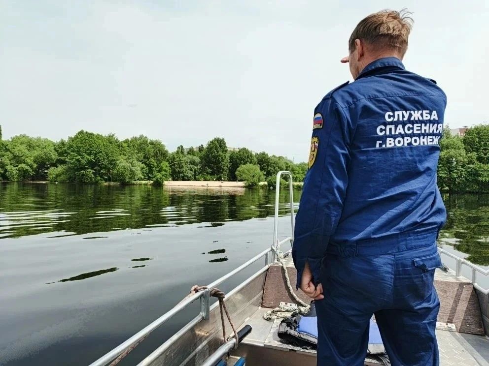Лодка с двумя рыбаками перевернулась во время сильного ветра в Воронеже