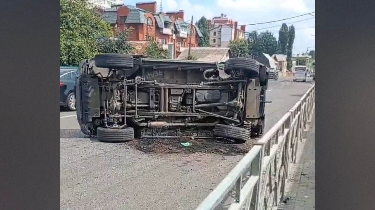 В Воронеже днем 5 августа перевернулся Mercedes Gelandewagen