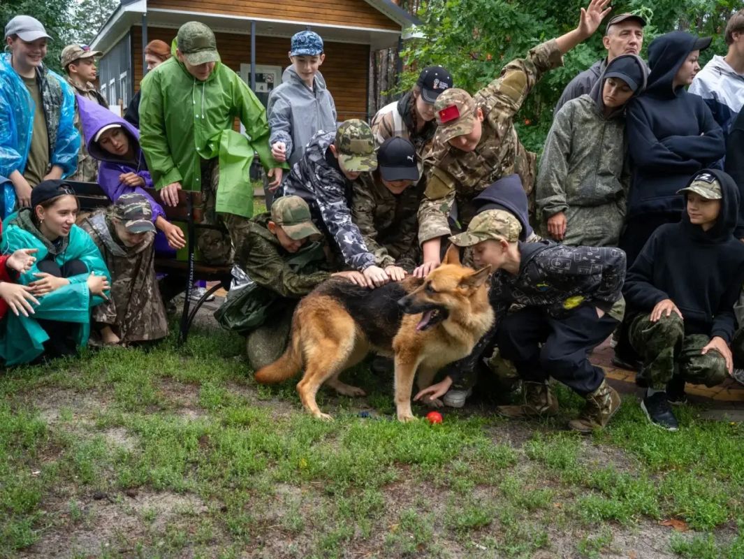 В гостях у «Форпоста»: воронежские кинологи познакомили юных патриотов с работой служебных собак