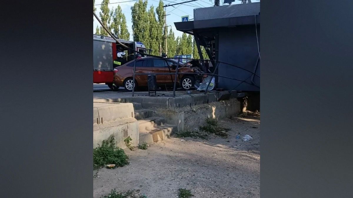 В Воронеже водитель Ford врезался в киоск и скрылся с места ДТП: пострадала женщина