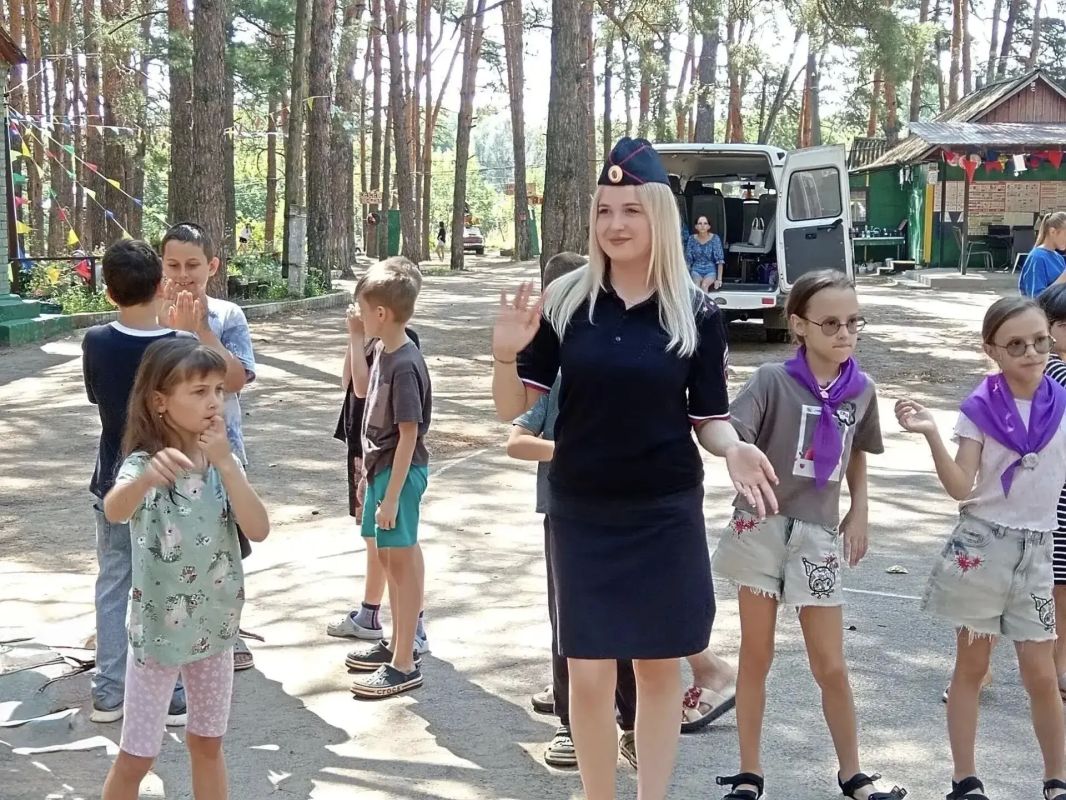 В Богучарском районе полицейские и общественники провели «Зарядку со стражем порядка» для воспитанников детского лагеря