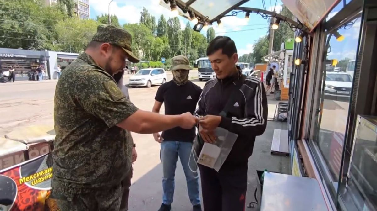Рейд военных следователей выявил двоих граждан, не вставших на учёт, в Коминтерновском районе