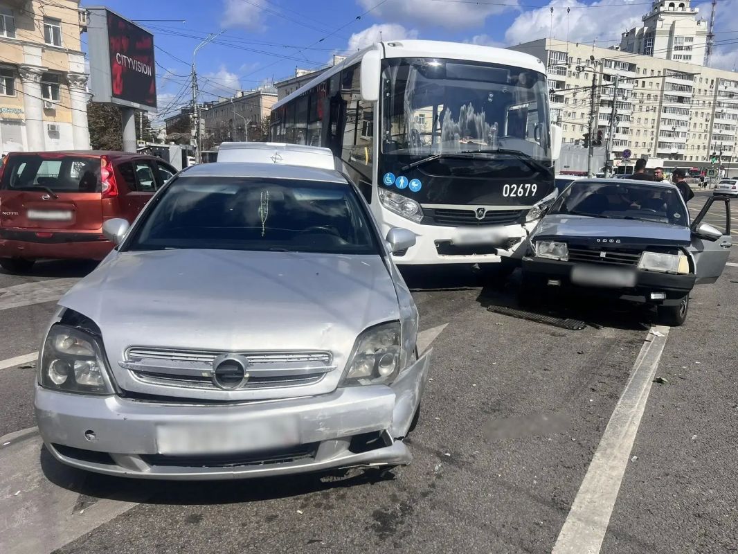 В Воронеже сотрудники Госавтоинспекции устанавливают обстоятельства ДТП с участием маршрутного автобуса