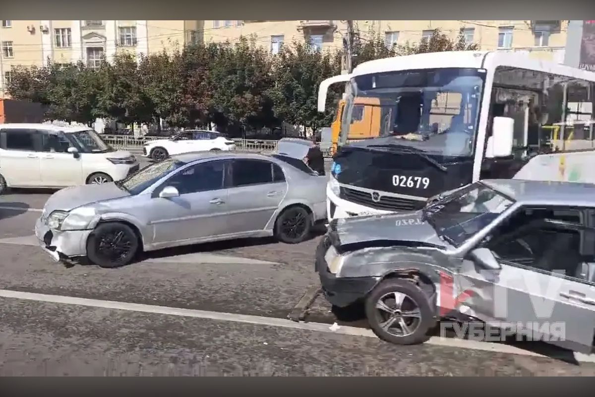 Автобус и две машины столкнулись у остановки на Плехановской