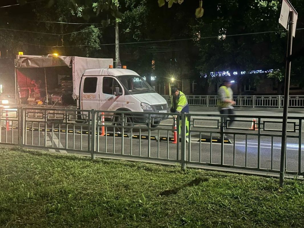 В Воронеже продолжают устанавливать делиниаторы для метробусов