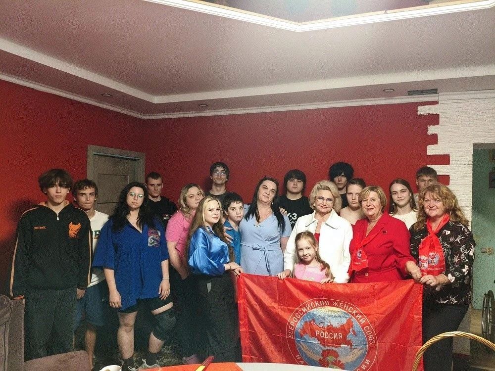 Заместитель председателя Комитета Госдумы по делам общественных объединений и религиозных организаций Сергей Обухов и председатель Комитета Госдумы по защите семьи, вопросам отцовства, материнства и детства, руководитель...