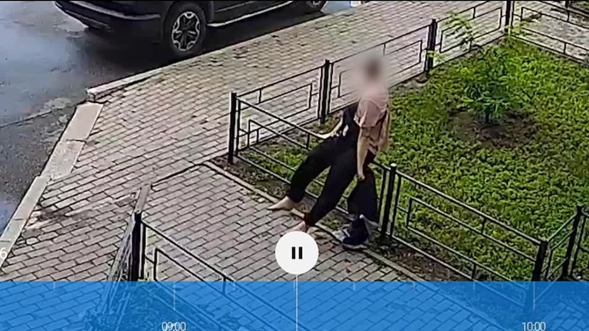 Воронежец выпрыгнул из окна с импровизированным парашютом и попал на видео