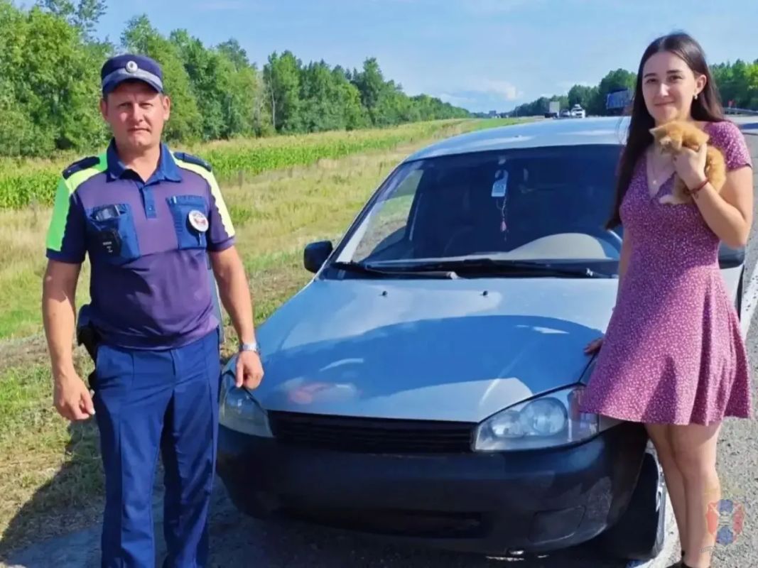 Поворинские дорожные полицейские оказали помощь автомобилистке, столкнувшейся с нештатной дорожной ситуацией