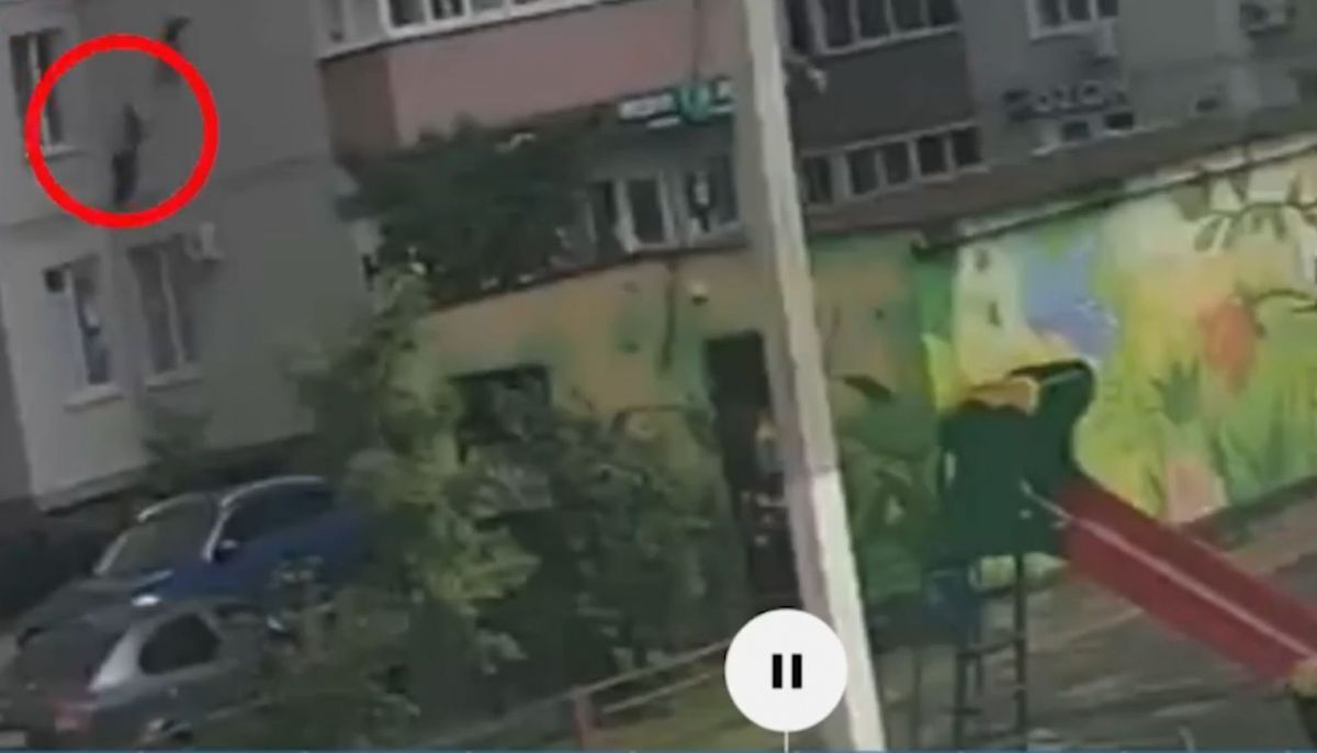 Воронежский «Икар»: парень прыгнул со второго этажа с кофтой вместо парашюта