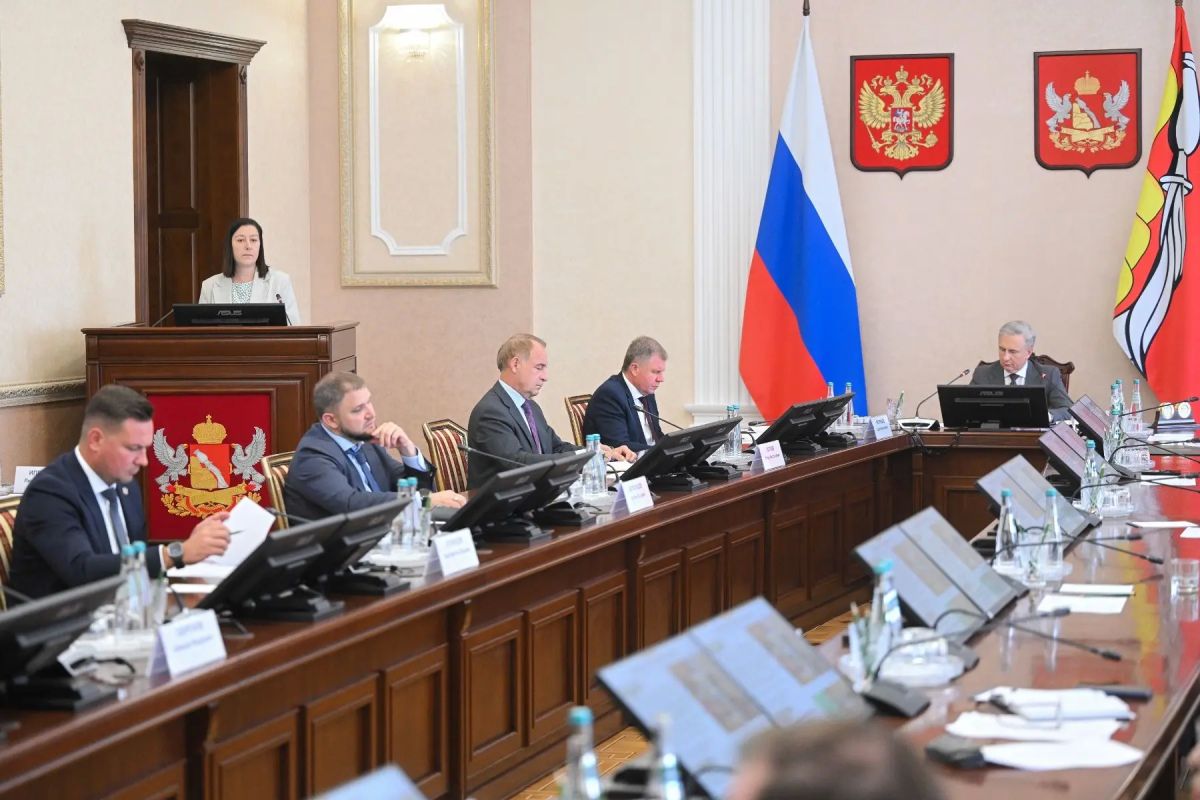Депутаты областной Думы напомнили о рисках при увеличении нагрузки на социальных работников