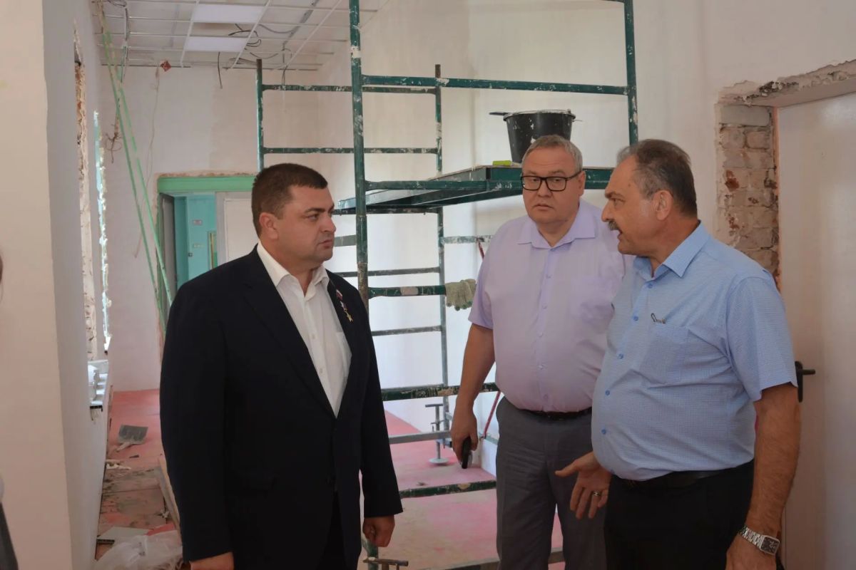 Председатель Воронежской городской Думы, Герой России Андрей Дьяченко приехал с рабочим визитом в среднюю школу № 36