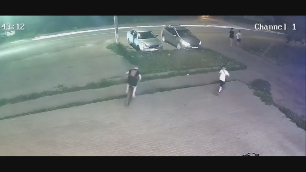 Момент гибели 13-летней девочки под колёсами авто в Борисоглебске