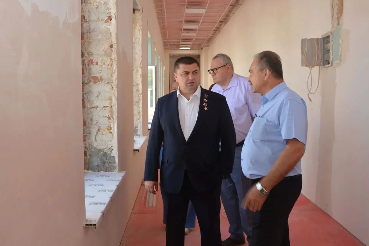 Спикер Воронежской гордумы Андрей Дьяченко оценил ход работ по ремонту помещений школы №36