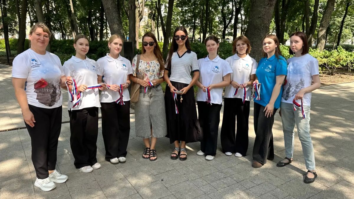 В Воронеже прошла акция «Российский триколор»