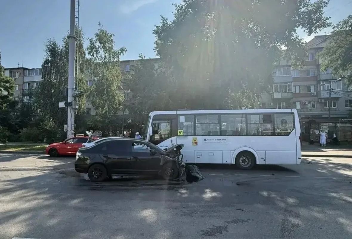 В ДТП с тремя автомобилями и автобусом пострадала 76-летняя женщина