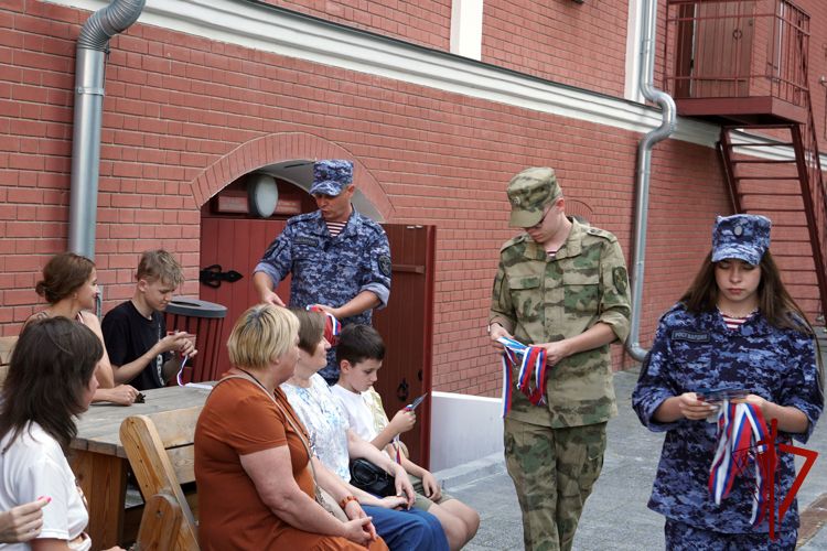 Патриотическую акцию «Российский триколор» поддержали росгвардейцы в Воронеже