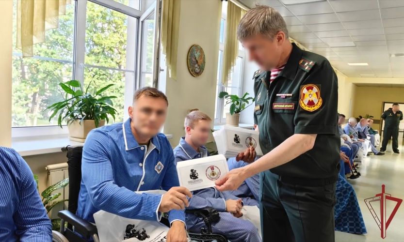 ПРЕДСТАВИТЕЛИ ЦЕНТРАЛЬНОГО АППАРАТА РОСГВАРДИИ ПОЗДРАВИЛИ РАНЕНЫХ БОЙЦОВ С ДНЕМ ГОСУДАРСТВЕННОГО ФЛАГА