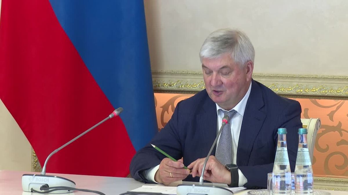 Губернатор Александр Гусев поручил держать на контроле обеспечение школьных автобусов топливом: