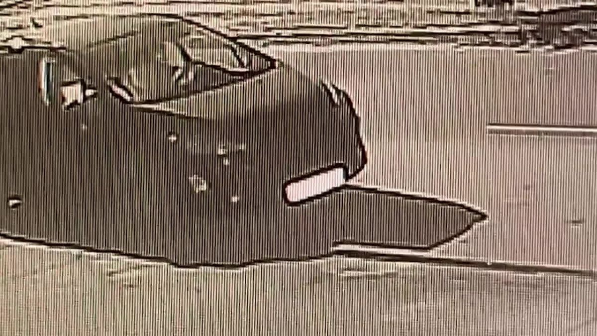 В Воронеже 22-летний мужчина угнал машину, сменил номера, врезался в мусорку и сбежал