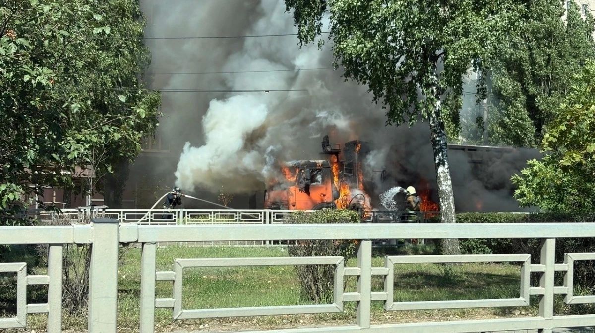 Стало известно, почему вспыхнул мусоровоз у Юго-Западного рынка в Воронеже