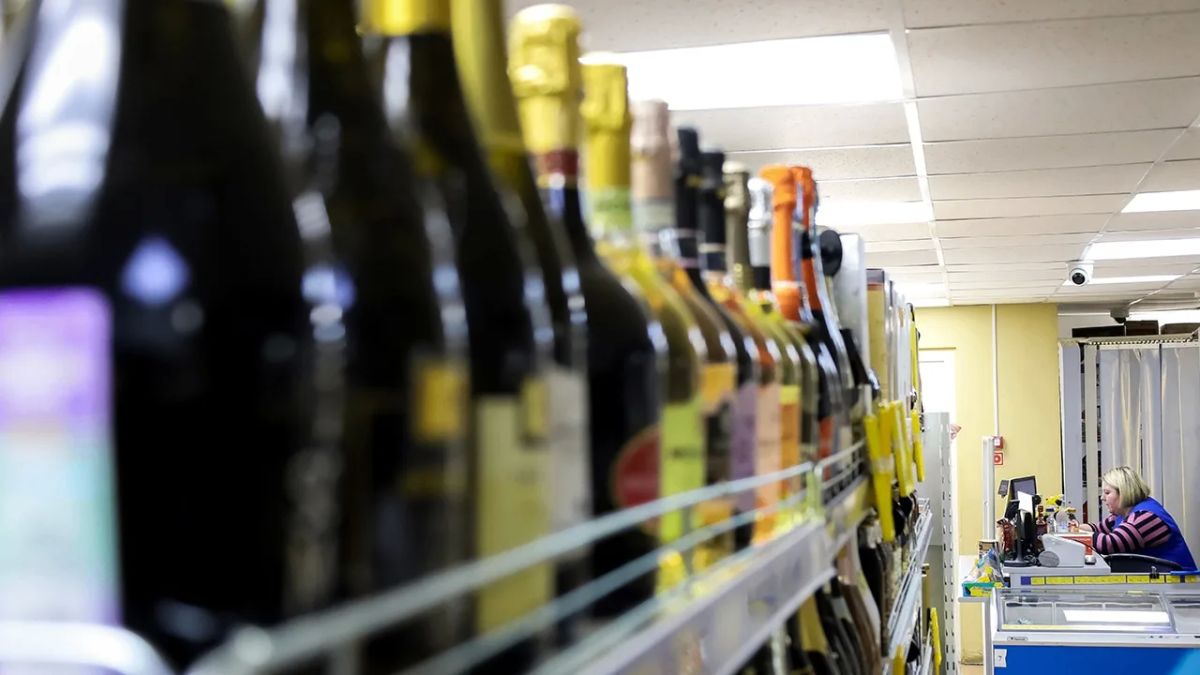 Власти 60 регионов запретили продажу алкоголя 1 сентября