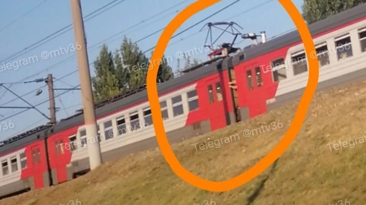 Воронежцы заметили на электричке подростка-зацепера