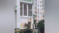 В воронежском микрорайоне Тепличный мужчина разбил окна квартиры и станцевал для очевидцев