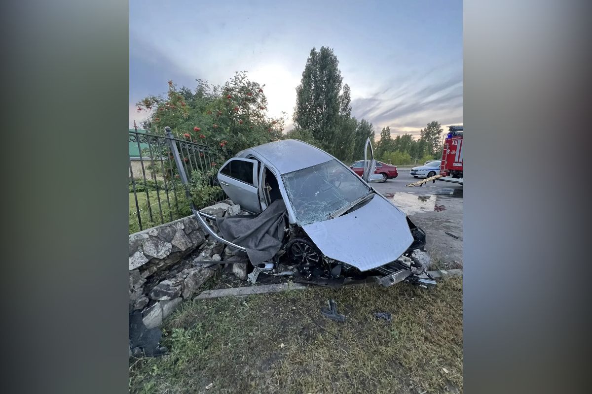 Водитель погиб после наезда на ограждение кафе в Воронеже