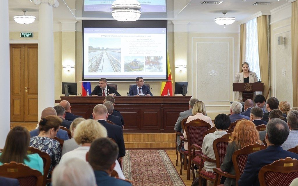На еженедельном совещании под председательством мэра Сергея Петрина с участием спикера городской Думы Андрея Дьяченко обсудили подготовку города к отопительному сезону и международному фестивалю «Город – сад»