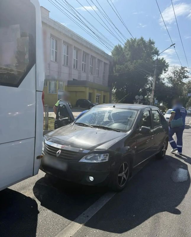 В Воронеже Renault Logan врезался в городской автобус №26: погиб мужчина