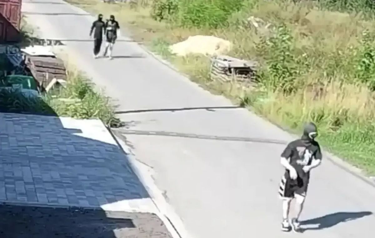 Трое в балаклавах средь бела дня напали на воронежца на улице