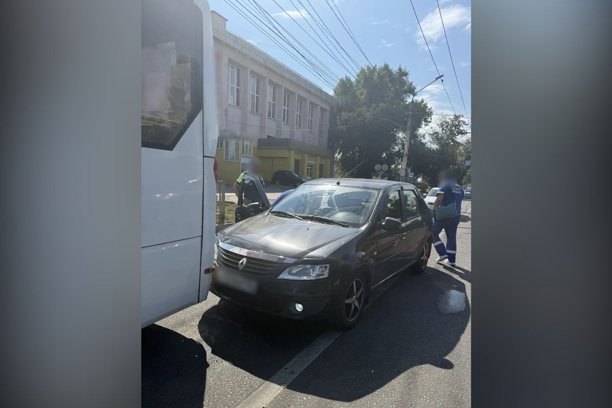 Водитель легковушки погиб, врезавшись в рейсовый автобус в Ленинском районе