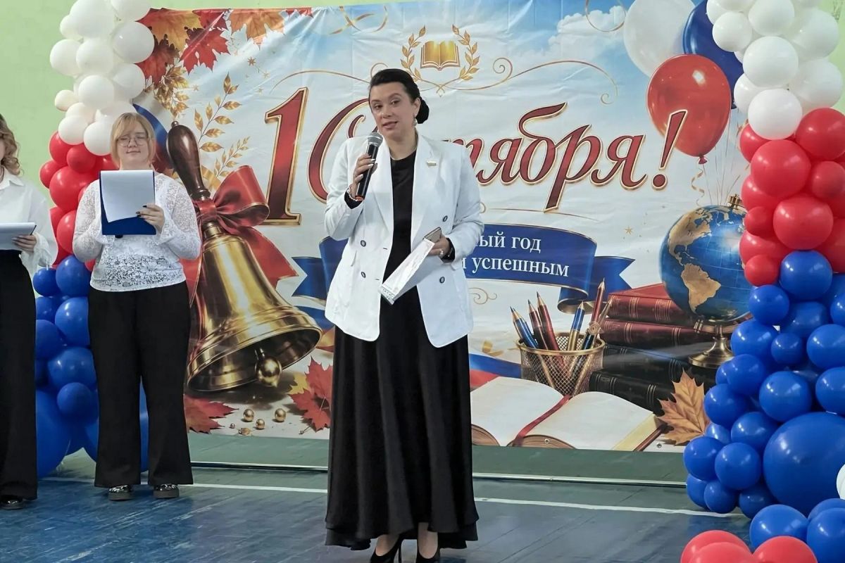 Наталия Вожова в День знаний побывала на торжественных линейках в двух воронежских школах