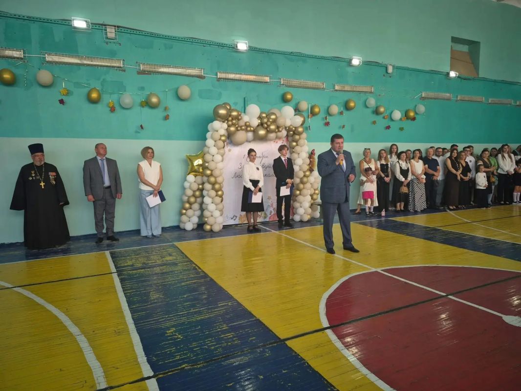 Депутат Воронежской городской Думы, представитель фракции «Единая Россия» Алексей Золотарёв выступил с приветственным словом на торжественной линейке в школе №84 в микрорайоне Тенистый