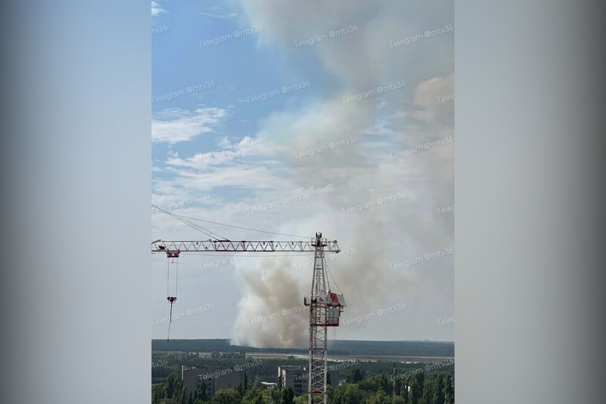 Столб дыма виден в разных концах города: воронежцы сообщают о сильном пожаре в Советском районе