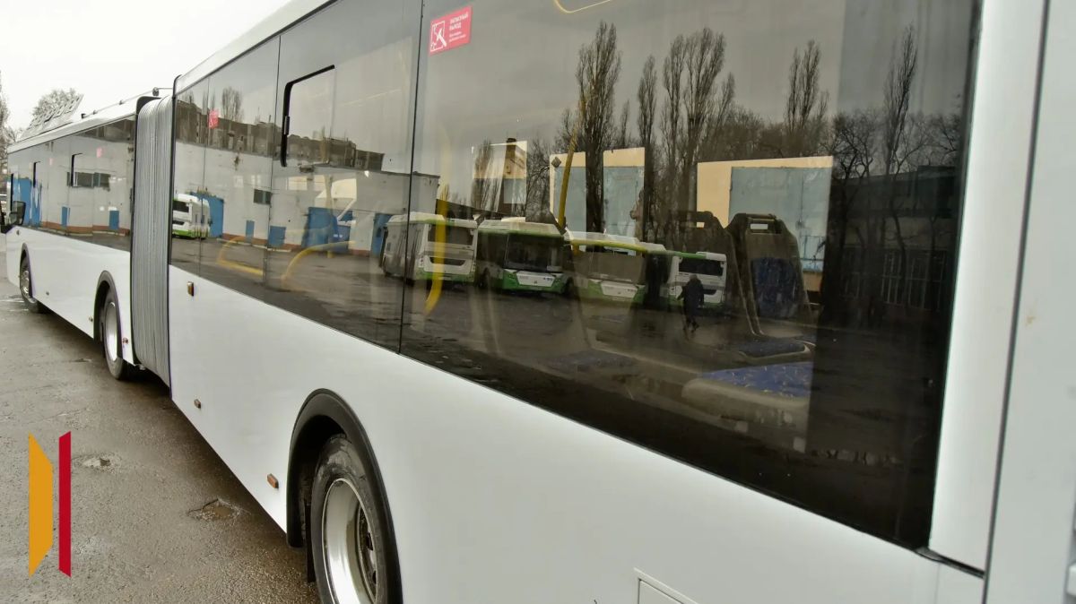 В Воронеже пенсионерка получила травму ноги при попытке сесть в автобус № 9