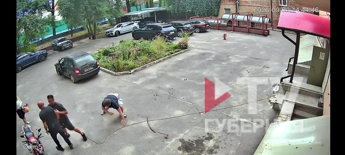 Безумная драка двух семей за парковку попала на видео в Воронеже