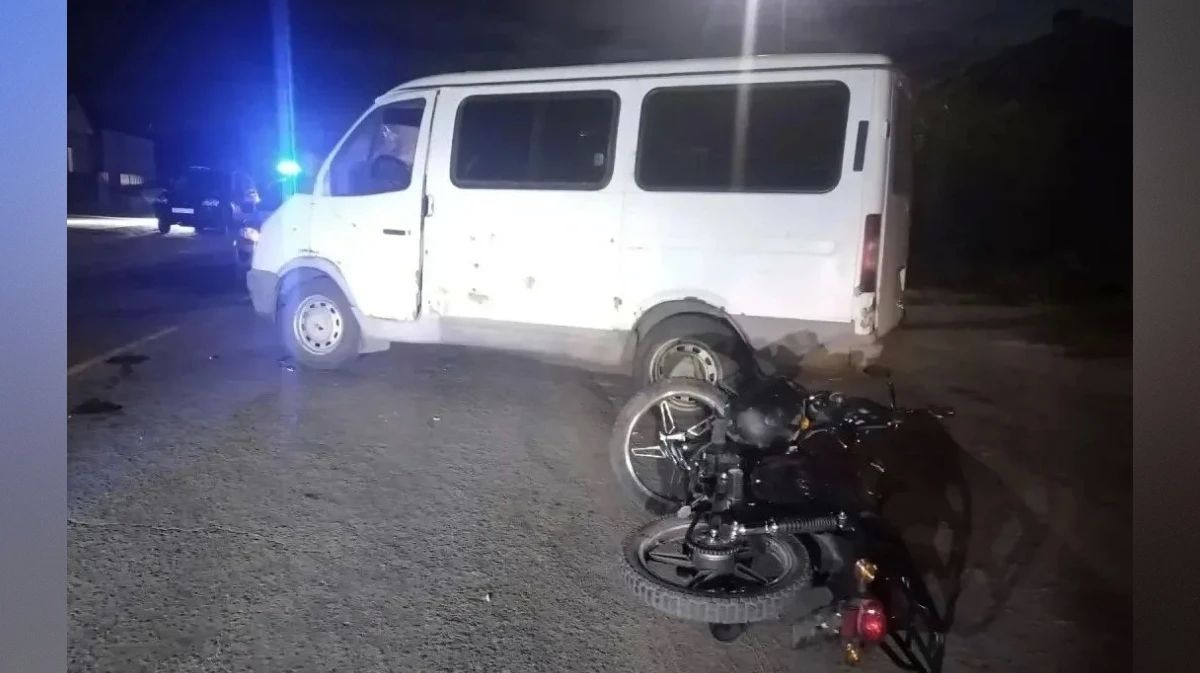 В воронежском селе Хохол «Газель» сбила 14-летних подростков на мопеде