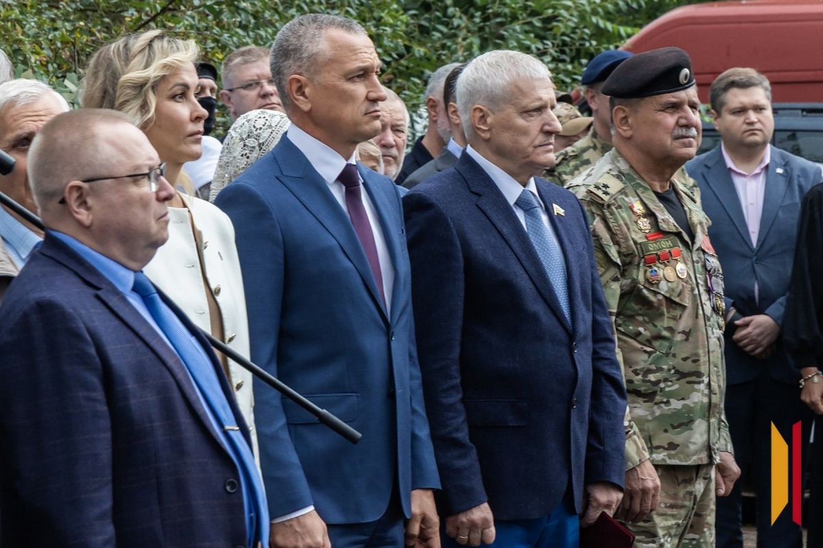 Депутаты облдумы приняли участие в церемонии передачи техники и гуманитарного груза в зону СВО