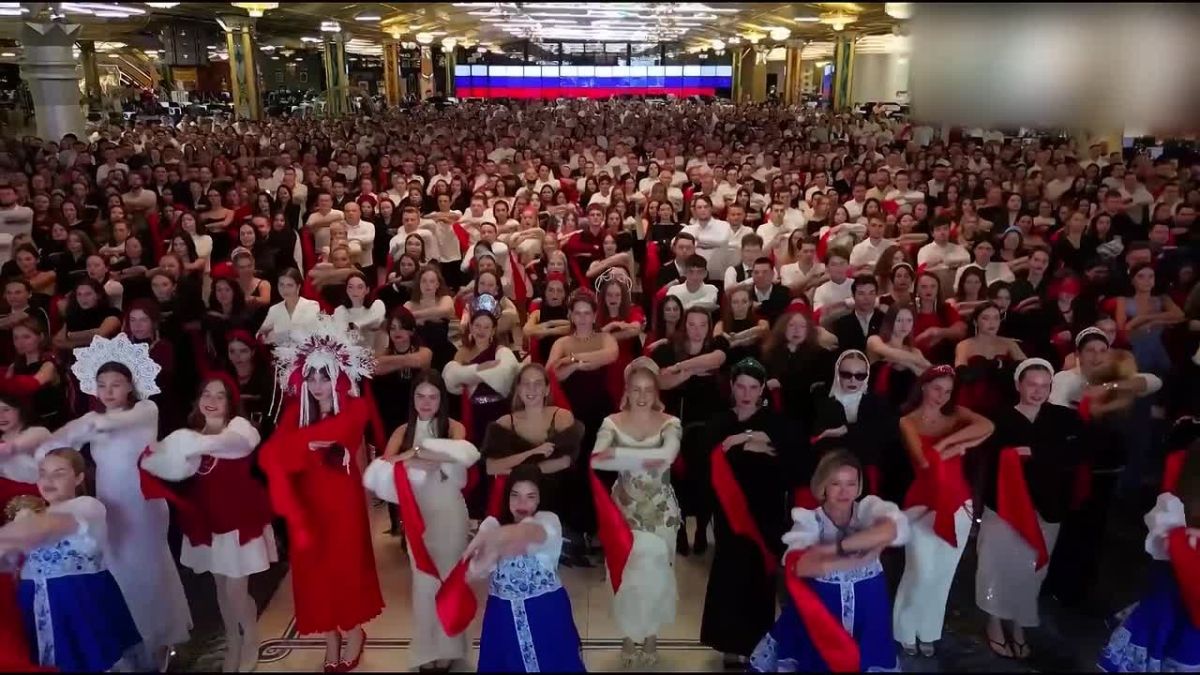 В преддверии Международного фестиваля молодежи 5 тысяч человек присоединились к яркому флешмобу под «Калинку»