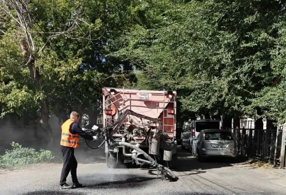 Сегодня комбинат благоустройства вышел на ремонт дорожного покрытия на улице Чайковского и Советском переулке
