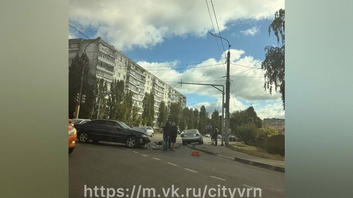 В Воронеже на перекрестке улиц Донской и Хользунова столкнулись Audi и Peugeot