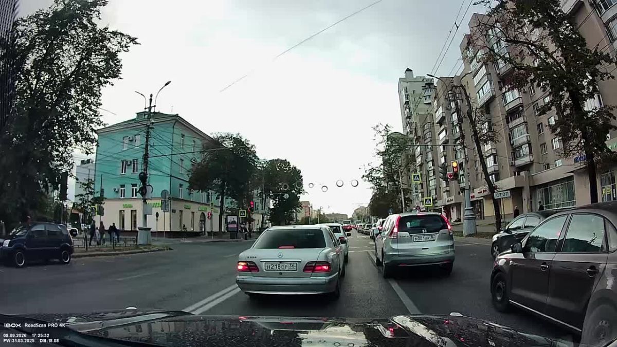 Три нетерпеливых автомобилиста «прокрались» на красный и попали на видео
