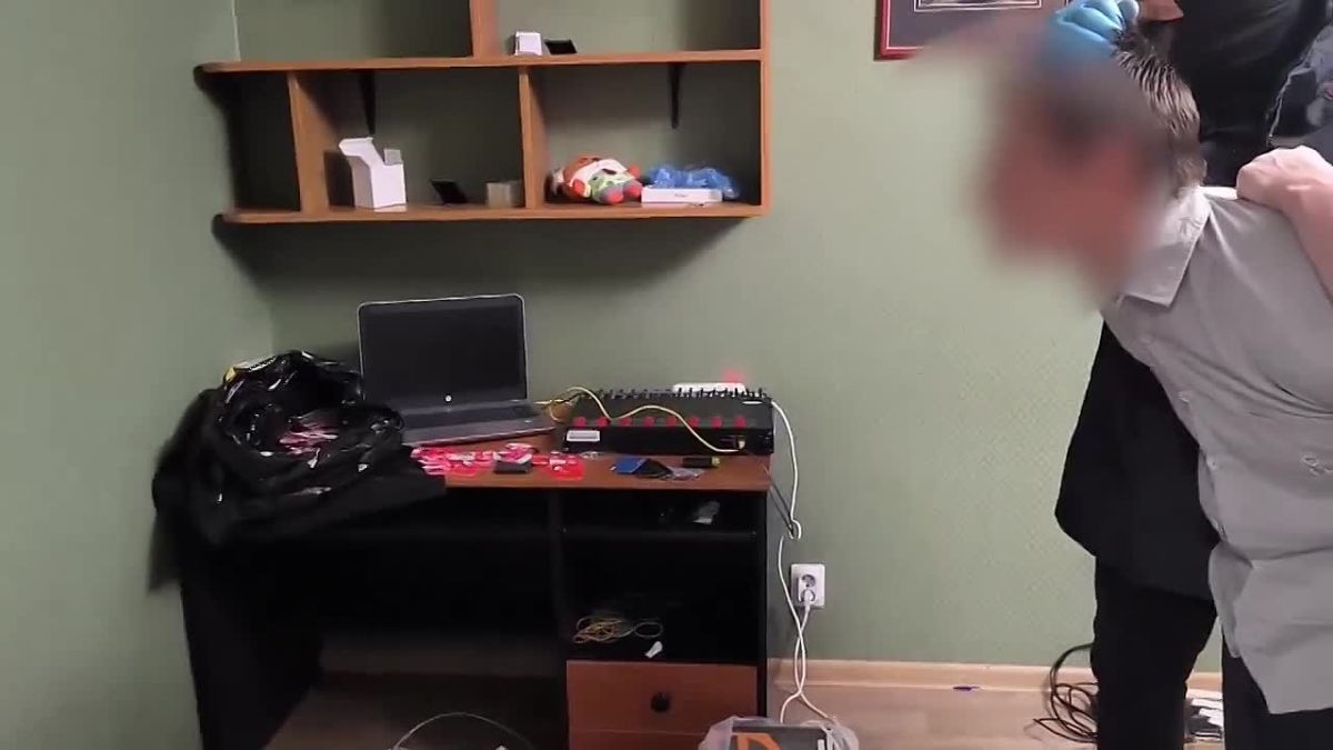 В Воронеже полицейские задержали 23-летнего волгоградца, организовавшего узел связи для телефонных мошенников