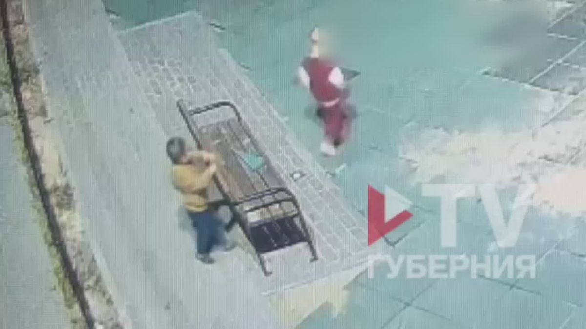 Скамейка упала на голову ребёнку на детской площадке в Воронеже