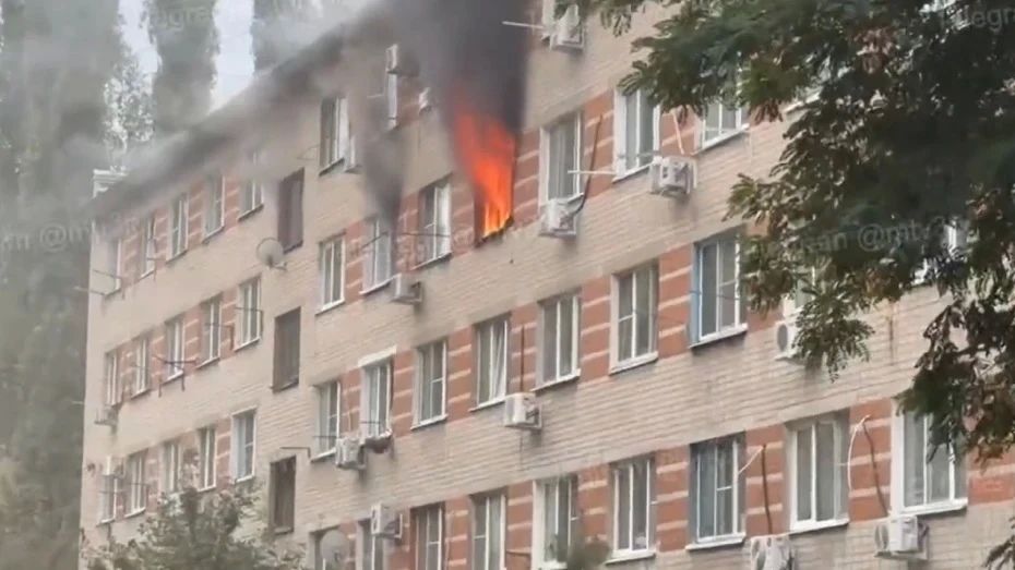 Росгвардейцы спасли людей из горящего общежития