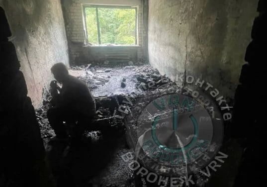 На пожаре, который вспыхнул в общежитии на улице Молодогвардейцев, пострадал воронежец