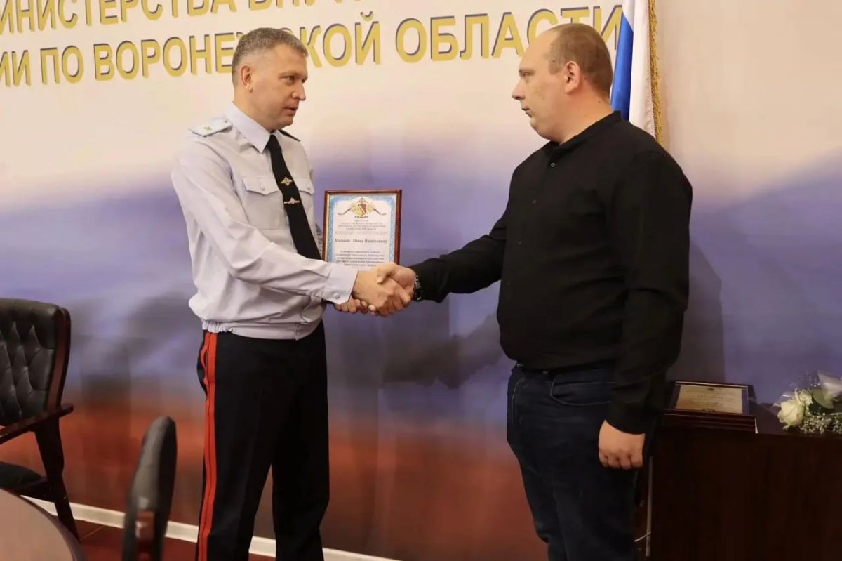 Воронежский таксист понял, что пассажирку хотят обмануть, и отвёз её прямо к полицейским