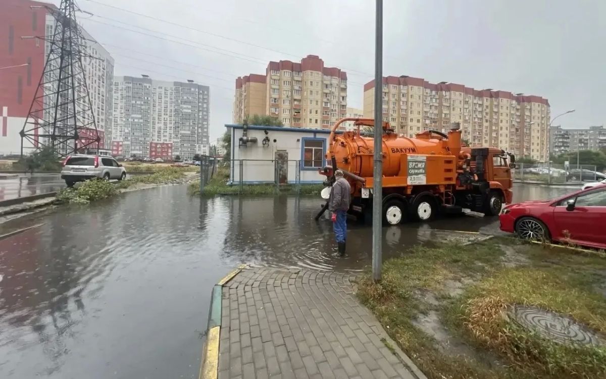 С наступлением сезона дождей коммунальные службы Воронежа перешли на усиленный режим работы – особое же внимание уделяют водоотведению с городских улиц